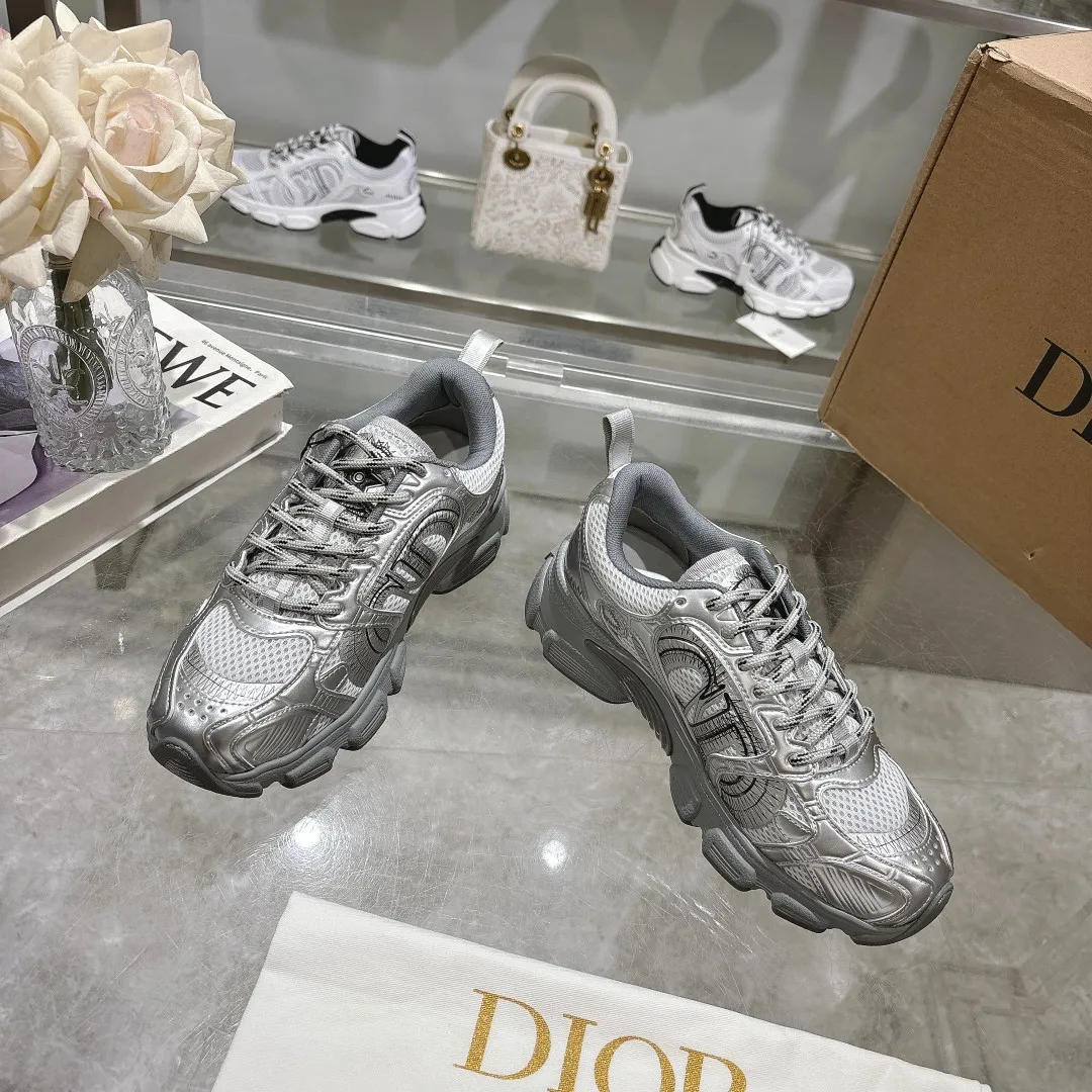 👟👟Ex-factory price 560👟👟 This Dior Chrono sneaker is a new product of the 2024 autumn ready-to-wear series, reinterpreting running shoes with Dior's high-end style. White mesh fabric is paired with nude and silver-toned laminated leather-effect panels, as well as CD logos on the sides, a star patch on the tongue and a Dior logo on the heel. Featuring tri-color laces, a lightweight sole and star embellishments for a casual look all year round. ✅Size: 35-40 ✅Packaging: With counter packaging and Dior outer box